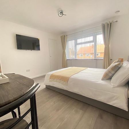 Gatwick Deluxe En-Suite Rooms 霍利 外观 照片