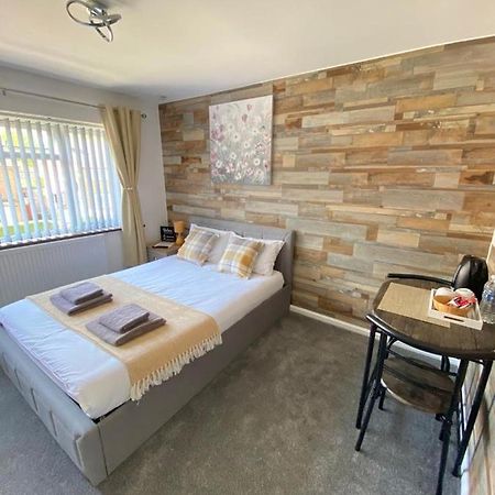 Gatwick Deluxe En-Suite Rooms 霍利 外观 照片