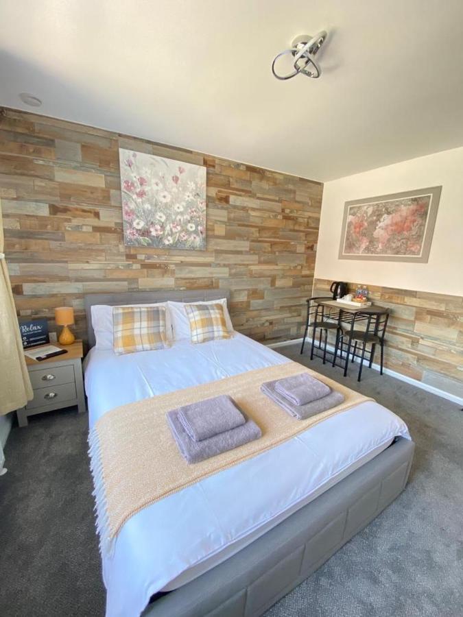 Gatwick Deluxe En-Suite Rooms 霍利 外观 照片